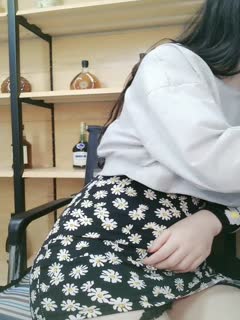 邻家新人小妹来袭！大白美臀超粉美穴！首次自慰诱惑，振动棒磨蹭，手指揉阴蒂扣穴